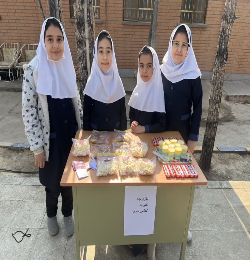 عکس بازارچه خیریه کلاس سوم